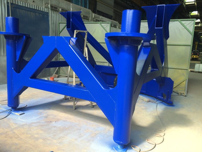 Réalisation de structures mécano-soudées sur mesure : fabrication, assemblage et finition par mise en peinture.