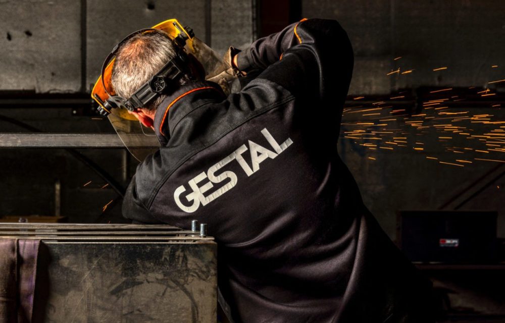 Opérateur du Groupe Gestal au travail